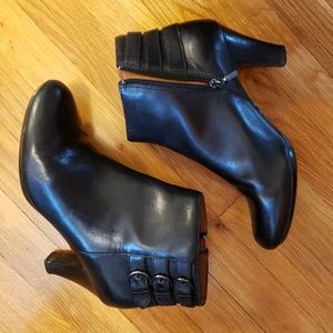 Clarks ankle booties boots leather 10 mid heel